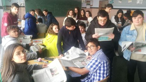 Os estudantes traballan con La Voz de la Escuela todo o ano, e fan da noticia unha ferramenta de aprendizaxe. E agora en dobre direccin