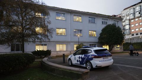 Polica Local frente al edificio de Urbanismo de la plaza Indalecio Prieto