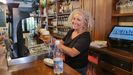 Kelly Carballo, del bar Corinto de A Rúa de Valdeorras, utiliza agua del pozo en su local.