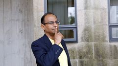El padre, al salir de los juzgados