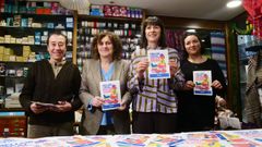 La portavoz nacional del BNG, Ana Pont�n, y la alcaldesa de Santiago, Goretti Sanmart�n, junto a dos trabajadoras de una mercer�a compostelana.
