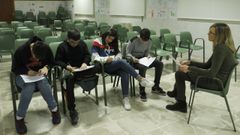 Imagen de archivo de la primera edici�n de Periodismo en la Escuela, de estudiantes de 2.� de ESO del colegio Divina Pastora de Ourense entrevistando a Pilar Trabazo, funcionaria del Servicio de Alertas Epidemiol�gicas del Sergas, que acudi� al centro para dar una charla del programa Clases sen Fume