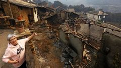 La zona cero. Vilamart�n de Valdeorras fue el concello en el que m�s ayudas se pidieron durante la primera jornada habilitada para hacerlo. En la imagen, el d�a despu�s de los incendios en la parroquia de San Vicente de Leira de ese municipio: Pepita, una vecina, muestra las consecuencias del fuego.