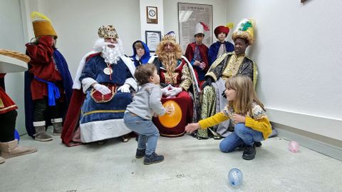 Sus majestades los Reyes Magos de Oriente visitaron la delegacin de La Voz de Galicia en Pontevedra