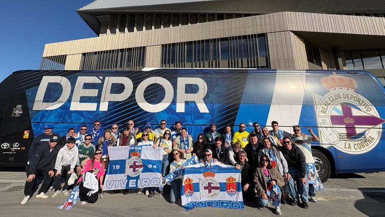 Aficionados de Viveiro del club coru��s, en San Sebasti�n.