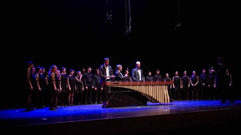 P�score e o Coro do IES Xunqueira I desenvolveron o espect�culo inaugural do Sal�n do Libro
