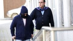 El ganadero procesado, con el rostro tapado, en una de sus comparecencias judiciales, acompa�ado por su abogado