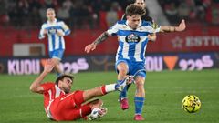Soriano pugna por el bal�n con un jugador del Almer�a.