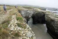La playa de As Catedrais, ayer, cuando ya recibi� a numerosos visitantes.  