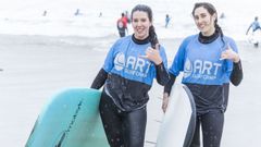 Unas surfistas en Razo