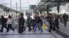 Pasajeros llegando a la estacion provisional de A Coru�a en el primer d�a de cortes de trenes con transbordos en bus hasta Betanzos y Santiago