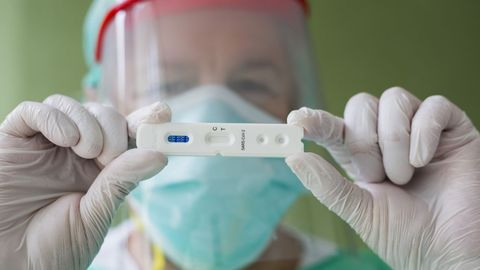 Una enfermera sostiene un test r�pido en el centro de salud de Carballo