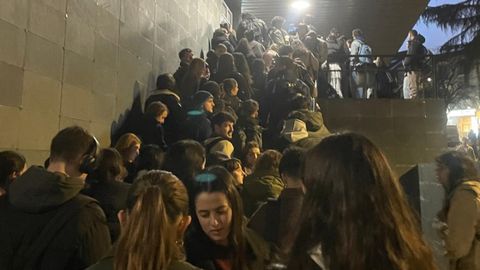 Colas en Santiago para acceder a la biblioteca Concepcin Arenal