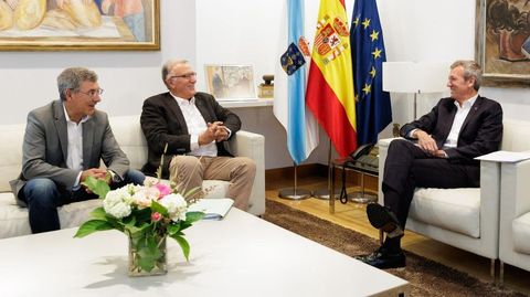 Alonso (a la izquierda) acudió a la reunión con Rueda (derecha) acompañado de García.