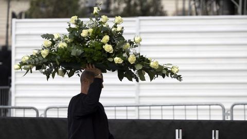Flores blancas para el �ltimo adi�s a Valentino