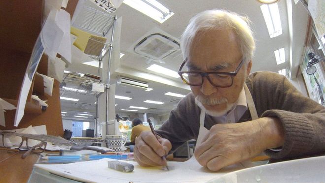 Hayao Miyazaki, cofundador de Studio Ghibli, dibujando, en una imagen de archivo