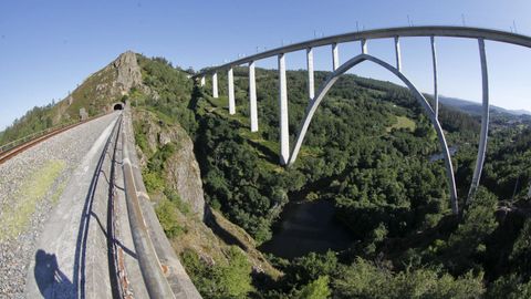 Vista desde la antigua vía del ferrocarril en Gundián, en Vedra