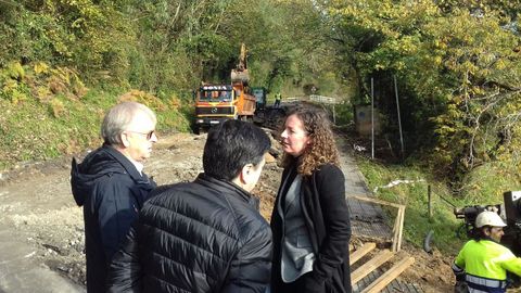 El concejal de Obras de Colunga, Francisco Men�ndez; el jefe del servicio de Conservaci�n y Explotaci�n de Carreteras, Manuel Serr�n, y la directora general de Infraestructuras, Esther D�az, en la carretera entre Lastres y Colunga .