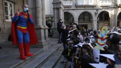 J�come se disfraz� de Superman para dar la salida al desfile infantil.