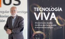 El catedr�tico imparti� en el Citius una de las muchas conferencias que lo traen a Galicia. 