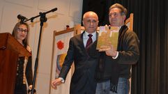 Jos� Fern�ndez, presidente de Vagalume, con el premio Manuel Campazas en la mano