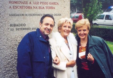 BIOGRAFÍA DE LUZ POZO. Andrés Pociña e Aurora López veñen de publicar unha biografía de Luz Pozo Garza (entre eles, na foto). ALVARELLOS EDITORA