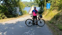 Carlos Ameixenda, t�cnico municipal de Abegondo, comprob� los riesgos y beneficios de utilizar la bici para sus desplazamientos al trabajo: 15.000 kil�metros, con un ahorro de 3.000 euros en combustible y bajada de 8 kilos en dos a�os.