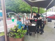 Eduardo Gonz�lez, propietario del caf� Gal�s, sirve unos caf�s a unas clientas en su terraza