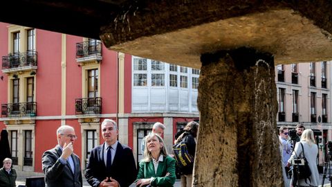 l coordinador general del PP, Elas Bendodo (c); el candidato popular a la Presidencia del Principado, Diego Canga (i), y la candidata popular a la Alcalda de Avils, Esther Llamazares