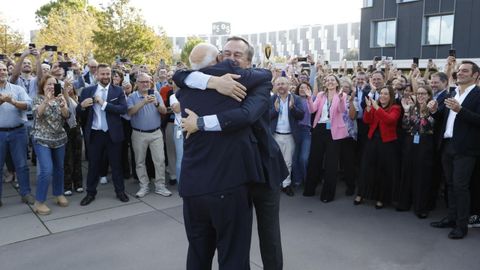 Csar Gonzlez-Bueno y Josep Oliu se abrazan en presencia de empleados del Sabadell, tras el fracaso de la opa del BBVA
