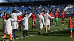 Saque de honor de profesionales del Chuac en Riazor por el 50 aniversario del hospital