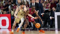 El escolta de Lleida, Caleb Agada (derecha), con el bal�n ante el escolta del Barcelona, Dar�o Brizuela.