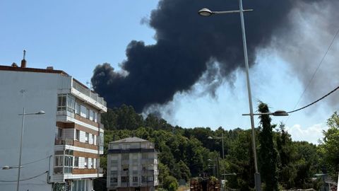 Una gran columna de humo se ve desde toda la comarca de A Ulloa