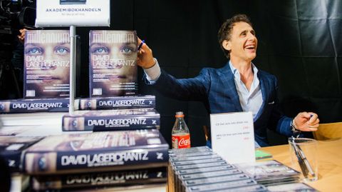 David Lagercrantz, autor de la continuacin de la triloga  Millennium  creada por el escritor sueco ya fallecido Stieg Larsson, firmando ejemplares de la novela en una librera de Estocolmo el 27 de agosto, fecha de lanzamiento mundial de  Lo que no te mata te hace ms fuerte 