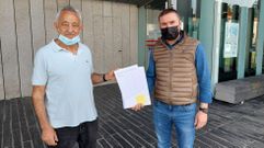 Amancio Torres, presidente de la asociaci�n de vecinos de Vilalonga, y Mart�n Out�n, presidente de Codesevi, protestan por la falta de m�dico en la parroquia