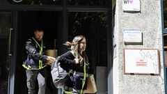 Agentes de la UDEF salen de la sede de la empresas de las hijas del expresidente Rodr�guez Zapatero, el pasado martes.