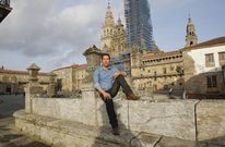 Tot� Garc�a posa en el rinc�n del Obradoiro donde rod� la pol�mica pel�cula que lo catapult�. 