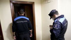 Agentes de la Polic�a Local de Santiago acuden a un piso en el que se estaba celebrando una fiesta