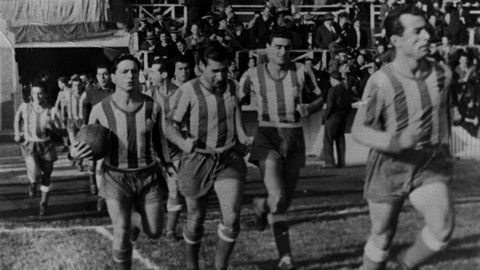 Arsenio, en el centro de la imagen, cuando era jugador del Deportivo, en los a�os 50