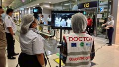 Control en un aeropuerto de Tailandia para monitorizar a los  pasajeros procedentes de la India tras la alerta por el virus Nipah