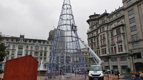Los operarios instalan hoy el árbol luminoso gigante de la plaza de la Escandalera de Oviedo