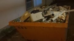 Contenedor de obra junto al Torrente Ballester donde deposit� los residuos la persona interceptada por la Polic�a Local.