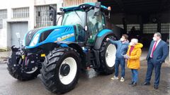La alcaldesa, Elba Veleiro, y el concejal Rodrigo Pav�n, a la izquierda, junto al nuevo tractor 