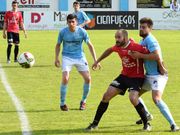 Una pugna por el bal�n entre Borja y el delantero visitante. 