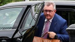Jeffrey Donaldson, a su llegada al tribunal, en Newry (Irlanda del Norte)
