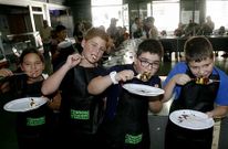 Alumnos del curso degustando la brocheta de frutas con chocolate fundido que prepararon ayer.