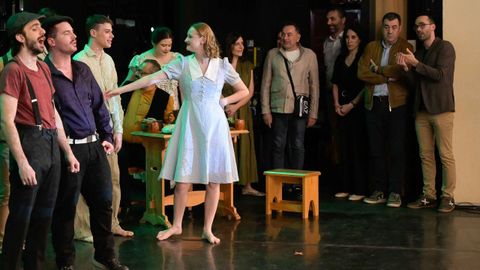 El conselleiro de Educación, Román Rodríguez, visitó los ensayos de la ópera-ballet «Le Villi», escenificada en el Teatro Colón de A Coruña gracias al trabajo de 150 alumnos de seis centros educativos.