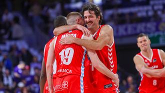 Dominik Mavra, Mihajlo Andric, Bakary Dibba y Dragan Apic celebran la victoria en la cancha del Real Madrid en la jornada 30 de la Liga Endesa 2025-2026.