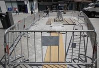 El cantero no podr� iniciar la colocaci�n del obelisco hasta finales de la pr�xima semana. 