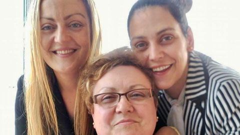 Purificaci�n Garc�a con sus hijas, Eva (izquierda) y M�nica (derecha)